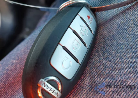 2017 Nissan Pathfinder Sv z USA, uszkodzony, nr VIN 5N1DR2MN2HC693250